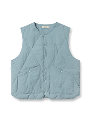 製品画像: 撥水加工ダイヤキルティングダウンベスト全体展示 - 防水機能があり、90%ホワイトダックダウンを使用した高品質ダウンベスト。
詳細画像: ダイヤキルティングデザインと撥水加工素材のディテール展示 - 冬のアウターに最適なスタイリッシュなデザイン。