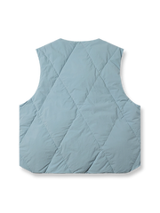 製品画像: 撥水加工ダイヤキルティングダウンベスト全体展示 - 防水機能があり、90%ホワイトダックダウンを使用した高品質ダウンベスト。
詳細画像: ダイヤキルティングデザインと撥水加工素材のディテール展示 - 冬のアウターに最適なスタイリッシュなデザイン。