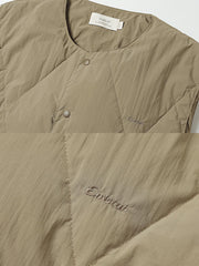 製品画像: 撥水加工ダイヤキルティングダウンベスト全体展示 - 防水機能があり、90%ホワイトダックダウンを使用した高品質ダウンベスト。
詳細画像: ダイヤキルティングデザインと撥水加工素材のディテール展示 - 冬のアウターに最適なスタイリッシュなデザイン。