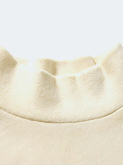 製品画像:
フリース素材を使用したモックネックスウェット。5色展開で、柔らかな手触りと優れた保温性が特徴。厚手でありながら、着心地は快適で、レイヤードスタイルにも最適なデザイン。
詳細画像:
中厚のフリース素材を採用し、伸縮性に優れたモックネックスウェット。防風性と保温性を兼ね備え、ルーズフィットのシルエットで快適な着心地。ポリエステル94.6%とスパンデックス5.4%の配合により、柔軟で動きやすい。