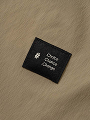 半袖シャツの大きなポケットとショーツのベルトのディテール特写