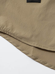 半袖シャツの大きなポケットとショーツのベルトのディテール特写