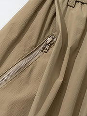 半袖シャツの大きなポケットとショーツのベルトのディテール特写