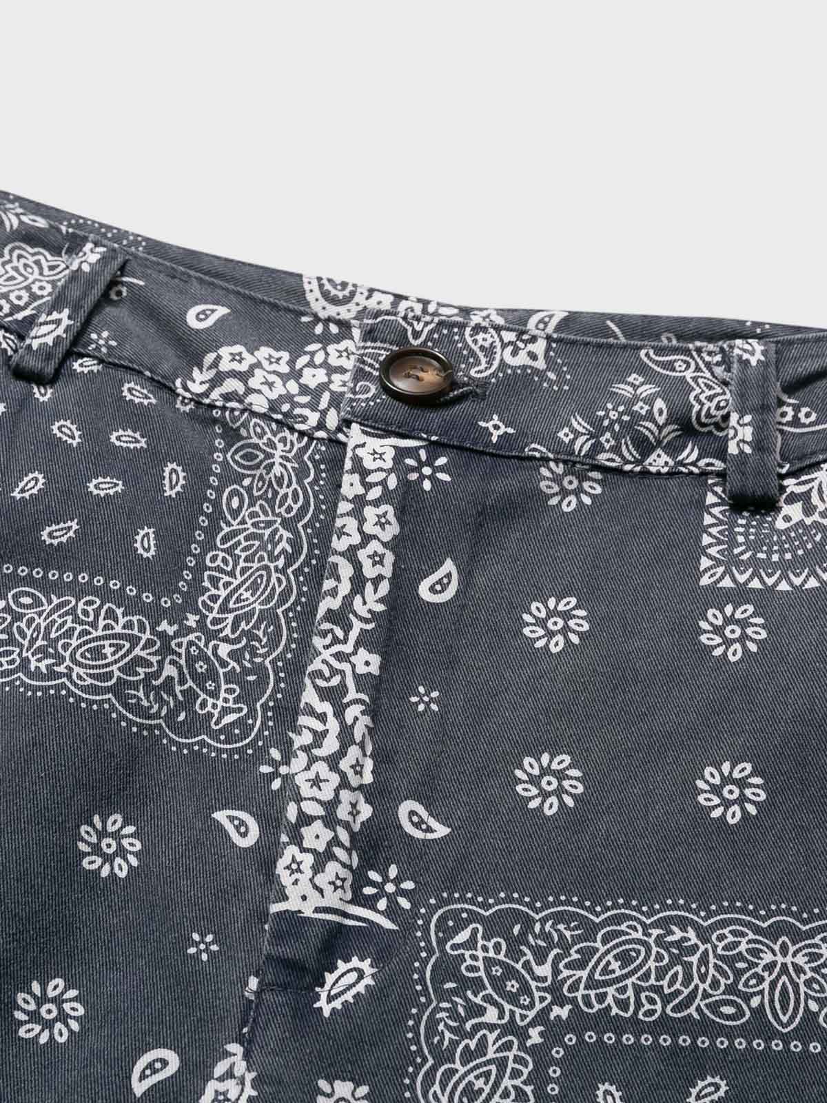 パースリープリントデザインの詳細が見えるカジュアルショートパンツのクローズアップ。