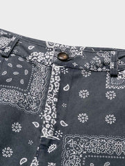 パースリープリントデザインの詳細が見えるカジュアルショートパンツのクローズアップ。