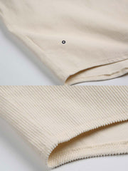 製品画像
ウォッシュ加工が施されたヴィンテージ感あふれるシャツ全体図。柔らかな生地の質感とココナッツ製ボタンの自然な風合いが際立つデザインで、ネイティブアメリカンのトーテム刺繍がアクセント
詳細画像
天然のココナッツ製ボタンと、背面に丁寧に施されたインディアンテントモチーフのトーテム刺繍のディテール。ウォッシュ加工による独特のヴィンテージ感と、18針/3cmの高密度縫製が美しい仕上がりを実現