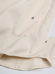 製品画像
ウォッシュ加工が施されたヴィンテージ感あふれるシャツ全体図。柔らかな生地の質感とココナッツ製ボタンの自然な風合いが際立つデザインで、ネイティブアメリカンのトーテム刺繍がアクセント
詳細画像
天然のココナッツ製ボタンと、背面に丁寧に施されたインディアンテントモチーフのトーテム刺繍のディテール。ウォッシュ加工による独特のヴィンテージ感と、18針/3cmの高密度縫製が美しい仕上がりを実現