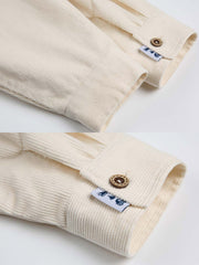 製品画像
ウォッシュ加工が施されたヴィンテージ感あふれるシャツ全体図。柔らかな生地の質感とココナッツ製ボタンの自然な風合いが際立つデザインで、ネイティブアメリカンのトーテム刺繍がアクセント
詳細画像
天然のココナッツ製ボタンと、背面に丁寧に施されたインディアンテントモチーフのトーテム刺繍のディテール。ウォッシュ加工による独特のヴィンテージ感と、18針/3cmの高密度縫製が美しい仕上がりを実現