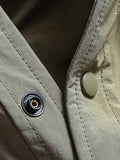 製品画像
"軽量中綿ジャケット、多ポケットデザイン、胸元に大容量ポケットを2つ配置、軽量で暖かく、実用性とファッション性を兼ね備えたジャケット"
詳細画像
"多ポケットデザインの軽量中綿ジャケット、カジュアルなボタンデザインとギャザー袖口、動きやすさと美しいシルエットを両立、薄手ながら十分な保温性を提供"