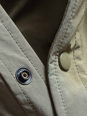 製品画像
"軽量中綿ジャケット、多ポケットデザイン、胸元に大容量ポケットを2つ配置、軽量で暖かく、実用性とファッション性を兼ね備えたジャケット"
詳細画像
"多ポケットデザインの軽量中綿ジャケット、カジュアルなボタンデザインとギャザー袖口、動きやすさと美しいシルエットを両立、薄手ながら十分な保温性を提供"