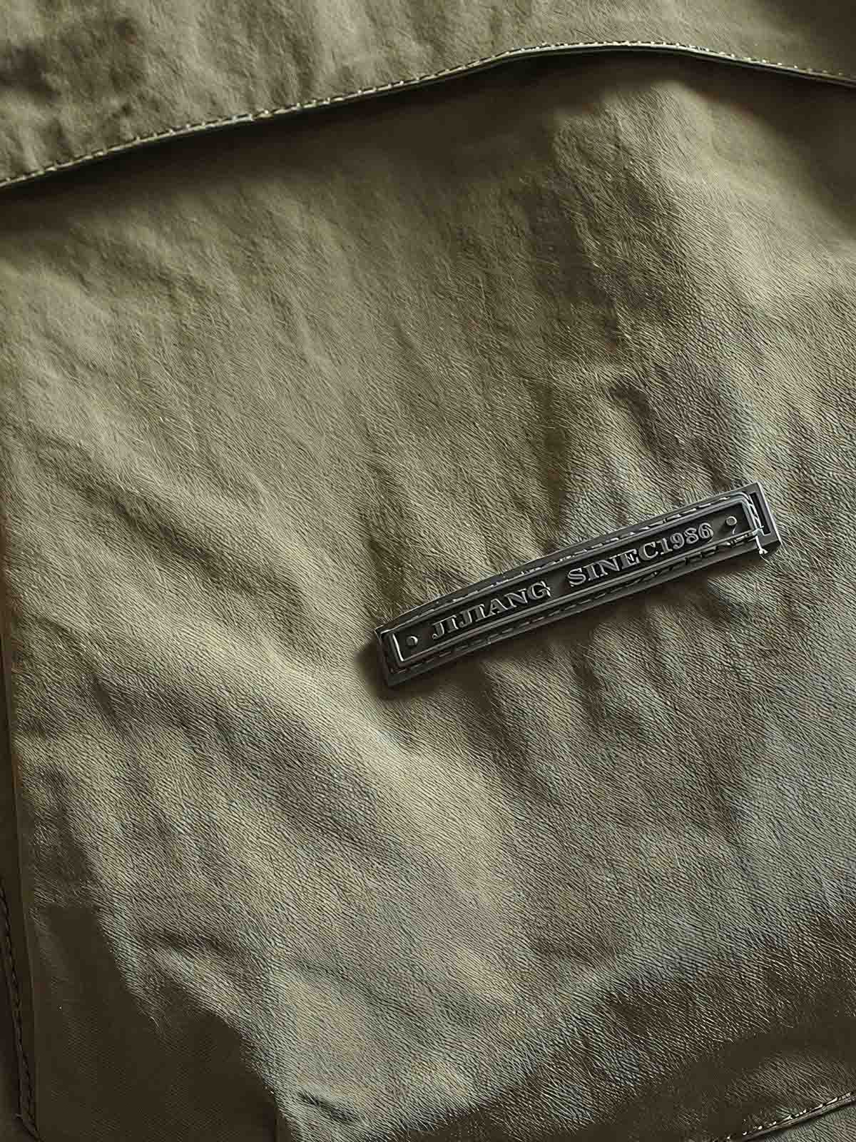 製品画像
"軽量中綿ジャケット、多ポケットデザイン、胸元に大容量ポケットを2つ配置、軽量で暖かく、実用性とファッション性を兼ね備えたジャケット"
詳細画像
"多ポケットデザインの軽量中綿ジャケット、カジュアルなボタンデザインとギャザー袖口、動きやすさと美しいシルエットを両立、薄手ながら十分な保温性を提供"