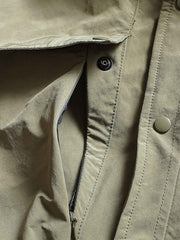 製品画像
"軽量中綿ジャケット、多ポケットデザイン、胸元に大容量ポケットを2つ配置、軽量で暖かく、実用性とファッション性を兼ね備えたジャケット"
詳細画像
"多ポケットデザインの軽量中綿ジャケット、カジュアルなボタンデザインとギャザー袖口、動きやすさと美しいシルエットを両立、薄手ながら十分な保温性を提供"