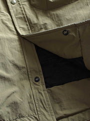 製品画像
"軽量中綿ジャケット、多ポケットデザイン、胸元に大容量ポケットを2つ配置、軽量で暖かく、実用性とファッション性を兼ね備えたジャケット"
詳細画像
"多ポケットデザインの軽量中綿ジャケット、カジュアルなボタンデザインとギャザー袖口、動きやすさと美しいシルエットを両立、薄手ながら十分な保温性を提供"