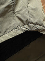 製品画像
"軽量中綿ジャケット、多ポケットデザイン、胸元に大容量ポケットを2つ配置、軽量で暖かく、実用性とファッション性を兼ね備えたジャケット"
詳細画像
"多ポケットデザインの軽量中綿ジャケット、カジュアルなボタンデザインとギャザー袖口、動きやすさと美しいシルエットを両立、薄手ながら十分な保温性を提供"