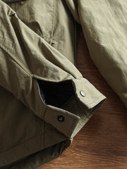 製品画像
"軽量中綿ジャケット、多ポケットデザイン、胸元に大容量ポケットを2つ配置、軽量で暖かく、実用性とファッション性を兼ね備えたジャケット"
詳細画像
"多ポケットデザインの軽量中綿ジャケット、カジュアルなボタンデザインとギャザー袖口、動きやすさと美しいシルエットを両立、薄手ながら十分な保温性を提供"