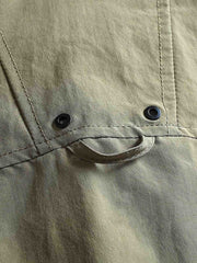 製品画像
"軽量中綿ジャケット、多ポケットデザイン、胸元に大容量ポケットを2つ配置、軽量で暖かく、実用性とファッション性を兼ね備えたジャケット"
詳細画像
"多ポケットデザインの軽量中綿ジャケット、カジュアルなボタンデザインとギャザー袖口、動きやすさと美しいシルエットを両立、薄手ながら十分な保温性を提供"