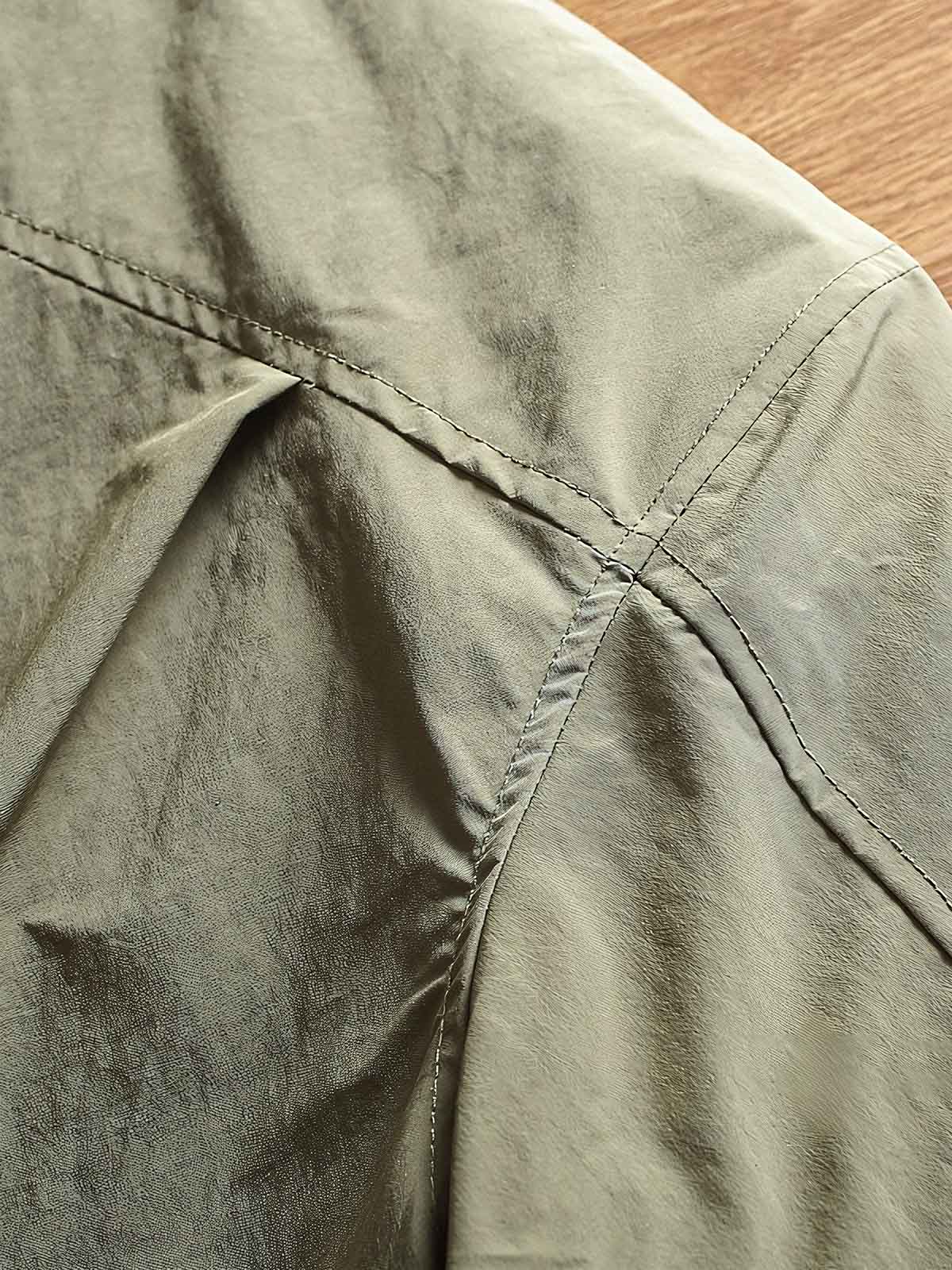 製品画像
"軽量中綿ジャケット、多ポケットデザイン、胸元に大容量ポケットを2つ配置、軽量で暖かく、実用性とファッション性を兼ね備えたジャケット"
詳細画像
"多ポケットデザインの軽量中綿ジャケット、カジュアルなボタンデザインとギャザー袖口、動きやすさと美しいシルエットを両立、薄手ながら十分な保温性を提供"