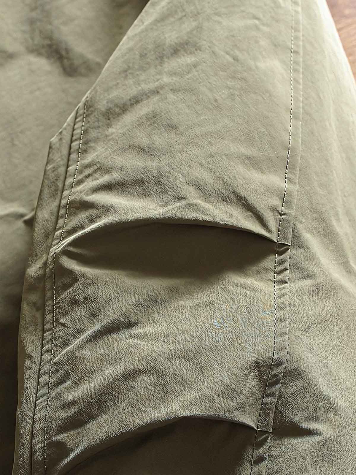 製品画像
"軽量中綿ジャケット、多ポケットデザイン、胸元に大容量ポケットを2つ配置、軽量で暖かく、実用性とファッション性を兼ね備えたジャケット"
詳細画像
"多ポケットデザインの軽量中綿ジャケット、カジュアルなボタンデザインとギャザー袖口、動きやすさと美しいシルエットを両立、薄手ながら十分な保温性を提供"