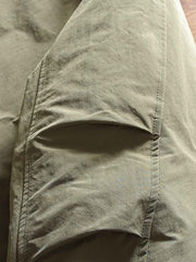 製品画像
"軽量中綿ジャケット、多ポケットデザイン、胸元に大容量ポケットを2つ配置、軽量で暖かく、実用性とファッション性を兼ね備えたジャケット"
詳細画像
"多ポケットデザインの軽量中綿ジャケット、カジュアルなボタンデザインとギャザー袖口、動きやすさと美しいシルエットを両立、薄手ながら十分な保温性を提供"