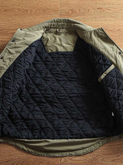 製品画像
"軽量中綿ジャケット、多ポケットデザイン、胸元に大容量ポケットを2つ配置、軽量で暖かく、実用性とファッション性を兼ね備えたジャケット"
詳細画像
"多ポケットデザインの軽量中綿ジャケット、カジュアルなボタンデザインとギャザー袖口、動きやすさと美しいシルエットを両立、薄手ながら十分な保温性を提供"