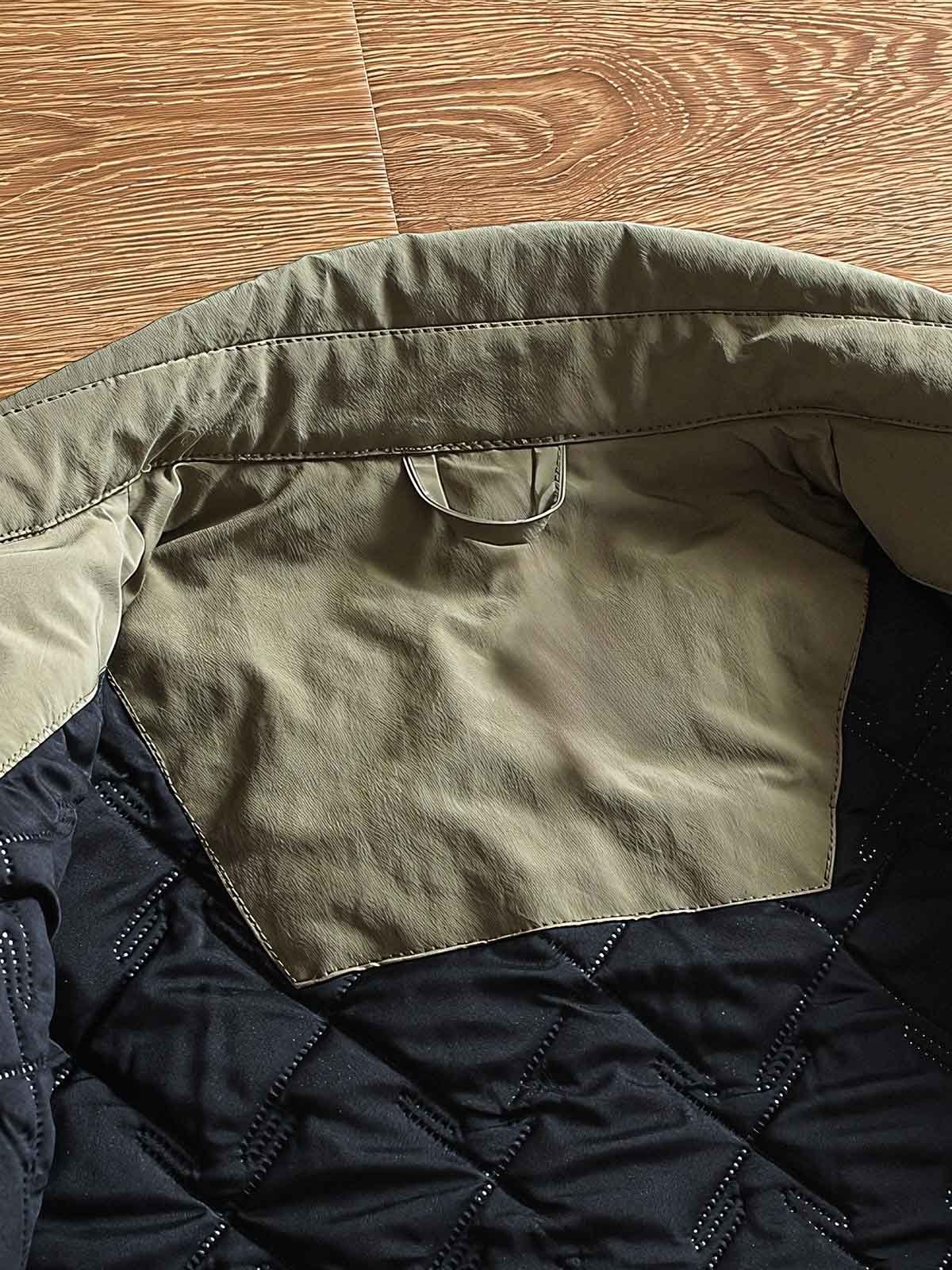 製品画像
"軽量中綿ジャケット、多ポケットデザイン、胸元に大容量ポケットを2つ配置、軽量で暖かく、実用性とファッション性を兼ね備えたジャケット"
詳細画像
"多ポケットデザインの軽量中綿ジャケット、カジュアルなボタンデザインとギャザー袖口、動きやすさと美しいシルエットを両立、薄手ながら十分な保温性を提供"