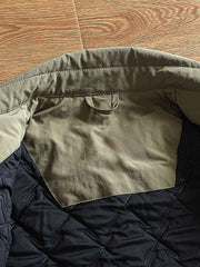 製品画像
"軽量中綿ジャケット、多ポケットデザイン、胸元に大容量ポケットを2つ配置、軽量で暖かく、実用性とファッション性を兼ね備えたジャケット"
詳細画像
"多ポケットデザインの軽量中綿ジャケット、カジュアルなボタンデザインとギャザー袖口、動きやすさと美しいシルエットを両立、薄手ながら十分な保温性を提供"