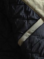 製品画像
"軽量中綿ジャケット、多ポケットデザイン、胸元に大容量ポケットを2つ配置、軽量で暖かく、実用性とファッション性を兼ね備えたジャケット"
詳細画像
"多ポケットデザインの軽量中綿ジャケット、カジュアルなボタンデザインとギャザー袖口、動きやすさと美しいシルエットを両立、薄手ながら十分な保温性を提供"