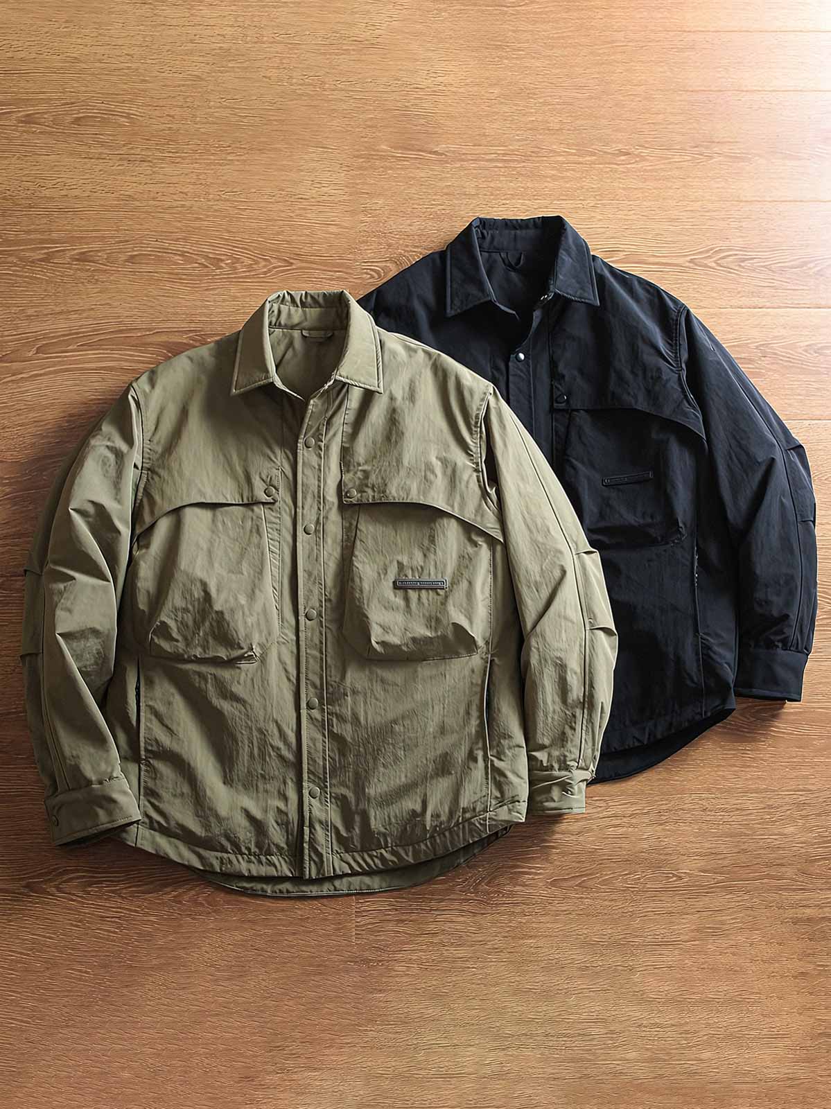 製品画像
"軽量中綿ジャケット、多ポケットデザイン、胸元に大容量ポケットを2つ配置、軽量で暖かく、実用性とファッション性を兼ね備えたジャケット"
詳細画像
"多ポケットデザインの軽量中綿ジャケット、カジュアルなボタンデザインとギャザー袖口、動きやすさと美しいシルエットを両立、薄手ながら十分な保温性を提供"