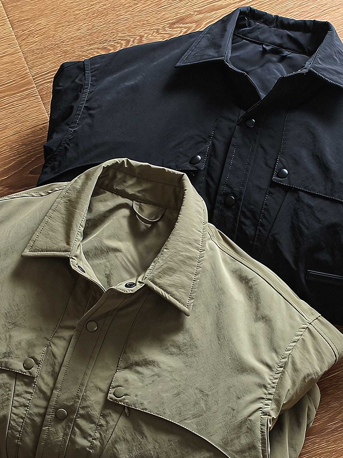 製品画像
"軽量中綿ジャケット、多ポケットデザイン、胸元に大容量ポケットを2つ配置、軽量で暖かく、実用性とファッション性を兼ね備えたジャケット"
詳細画像
"多ポケットデザインの軽量中綿ジャケット、カジュアルなボタンデザインとギャザー袖口、動きやすさと美しいシルエットを両立、薄手ながら十分な保温性を提供"