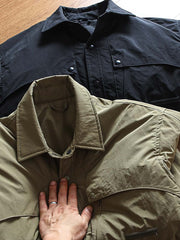 製品画像
"軽量中綿ジャケット、多ポケットデザイン、胸元に大容量ポケットを2つ配置、軽量で暖かく、実用性とファッション性を兼ね備えたジャケット"
詳細画像
"多ポケットデザインの軽量中綿ジャケット、カジュアルなボタンデザインとギャザー袖口、動きやすさと美しいシルエットを両立、薄手ながら十分な保温性を提供"