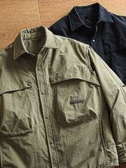 製品画像
"軽量中綿ジャケット、多ポケットデザイン、胸元に大容量ポケットを2つ配置、軽量で暖かく、実用性とファッション性を兼ね備えたジャケット"
詳細画像
"多ポケットデザインの軽量中綿ジャケット、カジュアルなボタンデザインとギャザー袖口、動きやすさと美しいシルエットを両立、薄手ながら十分な保温性を提供"