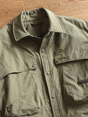 製品画像
"軽量中綿ジャケット、多ポケットデザイン、胸元に大容量ポケットを2つ配置、軽量で暖かく、実用性とファッション性を兼ね備えたジャケット"
詳細画像
"多ポケットデザインの軽量中綿ジャケット、カジュアルなボタンデザインとギャザー袖口、動きやすさと美しいシルエットを両立、薄手ながら十分な保温性を提供"