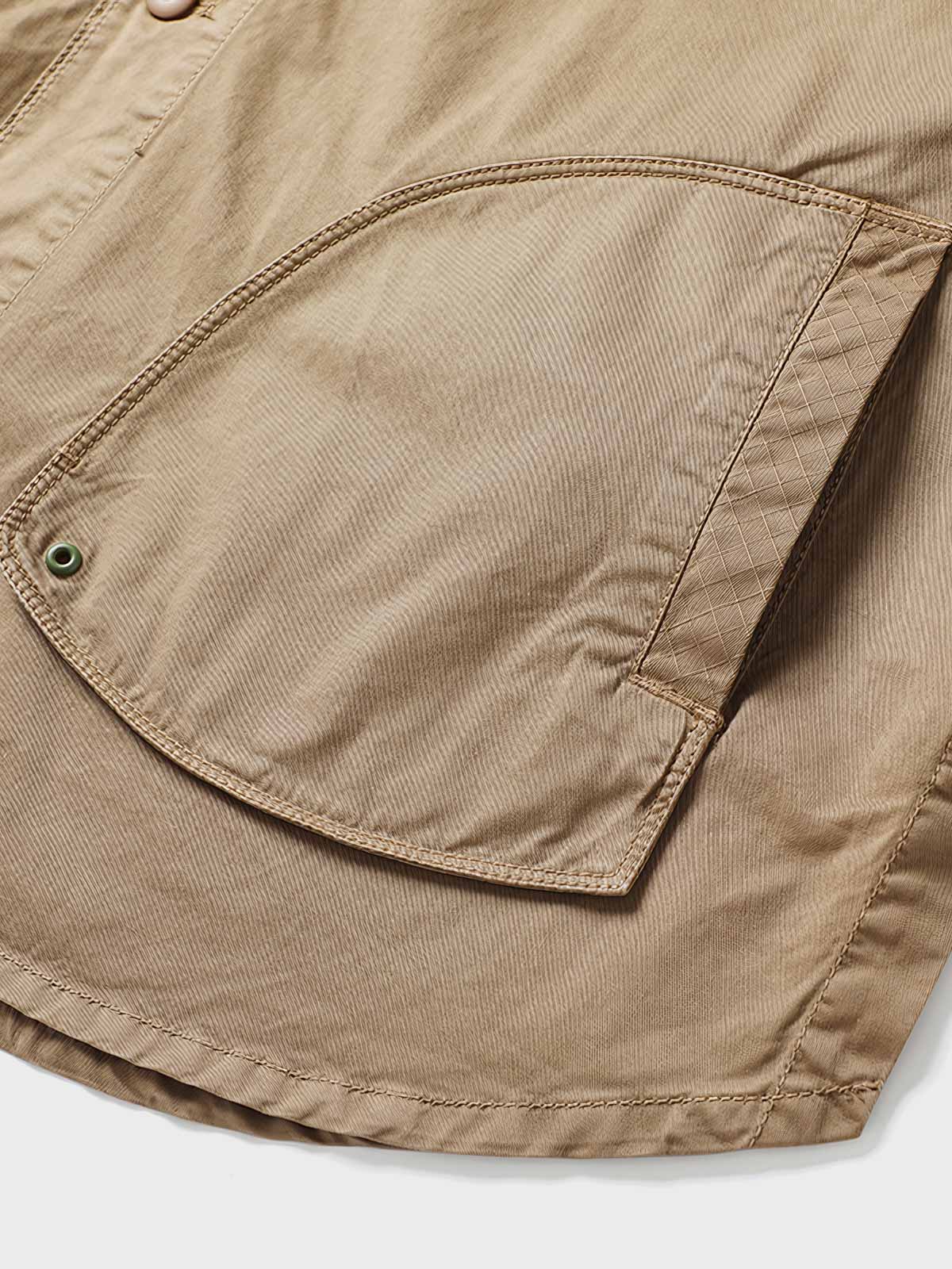 詳細画像: 刺繍バッジと大きなポケットのディテール