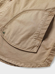 詳細画像: 刺繍バッジと大きなポケットのディテール