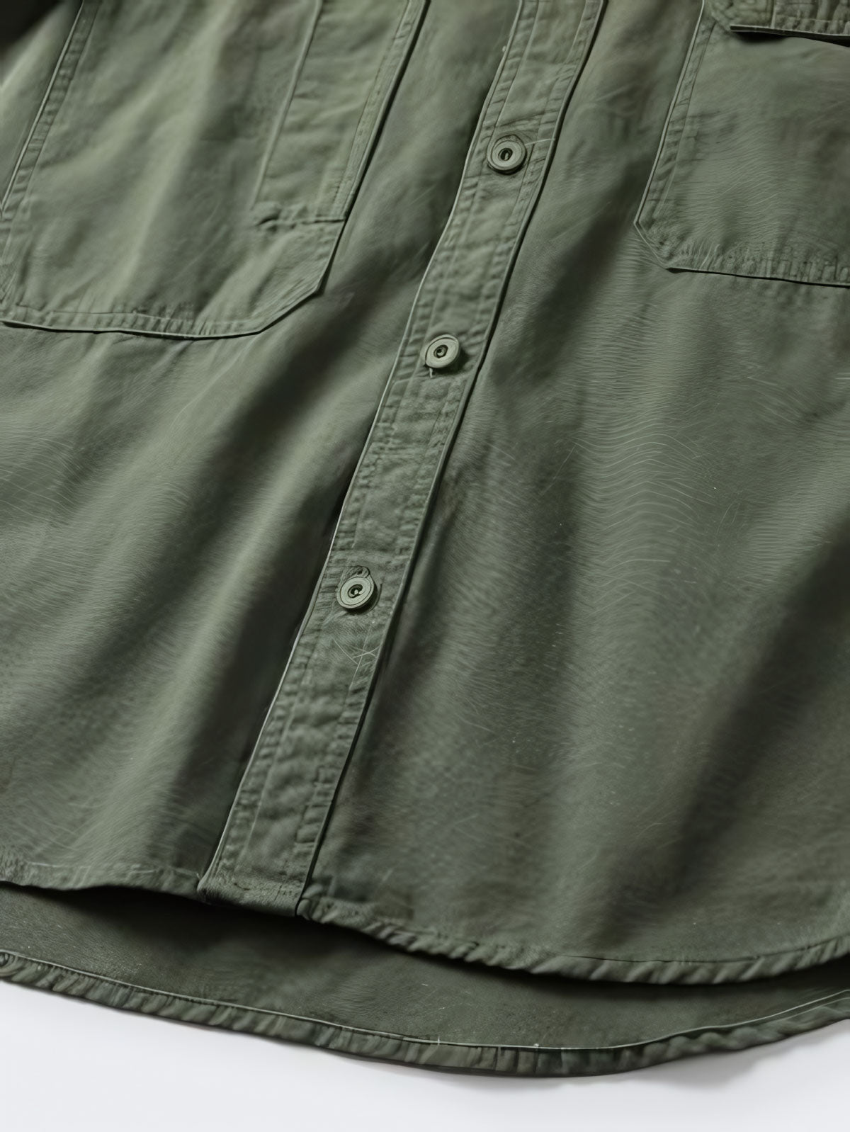 詳細画像: シャツの開襟とフラップポケットのディテール