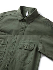 詳細画像: シャツの開襟とフラップポケットのディテール