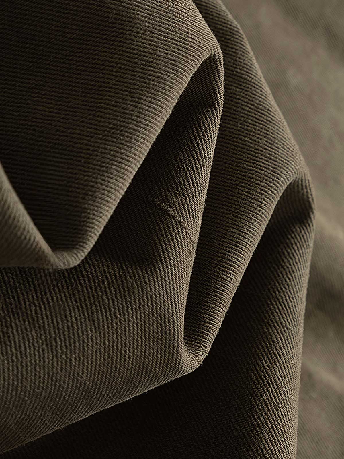 詳細画像: ダブルポケットや肩部の補強ディテールを示す詳細画像