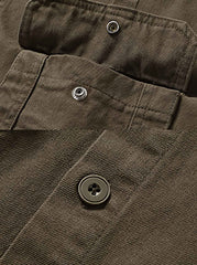 詳細画像: ダブルポケットや肩部の補強ディテールを示す詳細画像