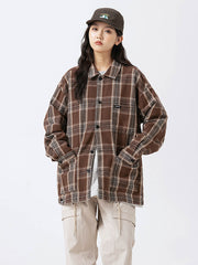 モデル画像: チェック柄ワークシャツを着用したモデルのスタイリング画像