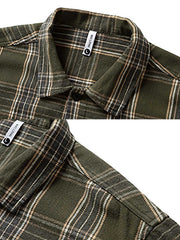 詳細画像: チェック柄ディテールとワークポケットを示すシャツのクローズアップ画像