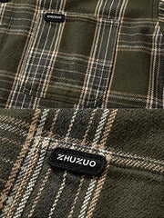 詳細画像: チェック柄ディテールとワークポケットを示すシャツのクローズアップ画像