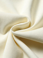 プリントディテールのクローズアップ、首元と袖のコントラストデザインが見える。