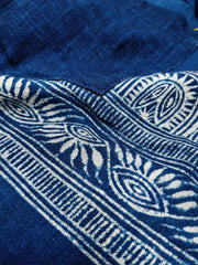 藍染めキューバシャツの胸元ポケットと飾りボタン、手作りによる微妙な表情の違いがポイント