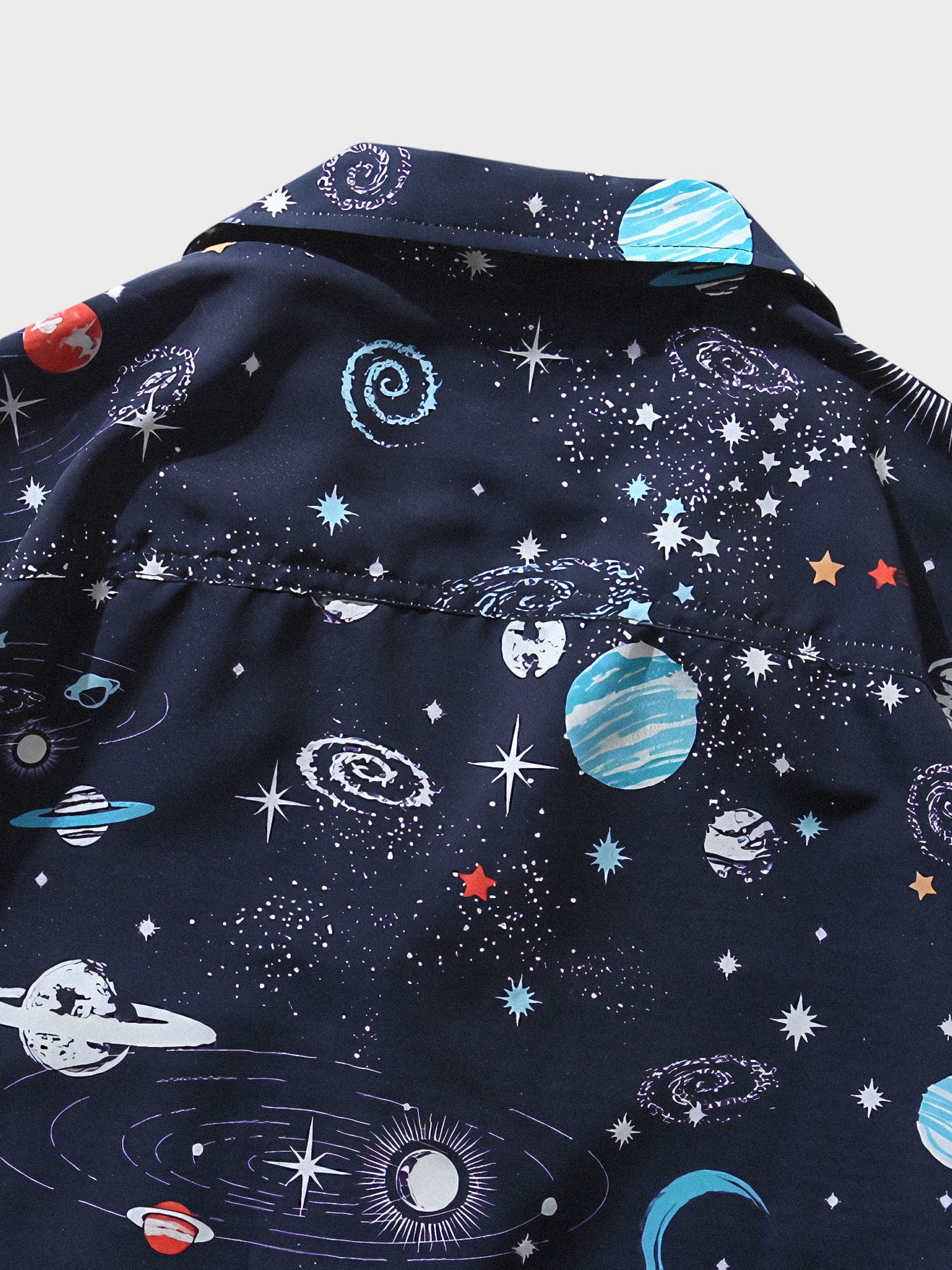 PLAME AUBEハワイアンシャツのキューバカラーと細部の処理の精巧さ、万華鏡デザインの鮮やかなディテール