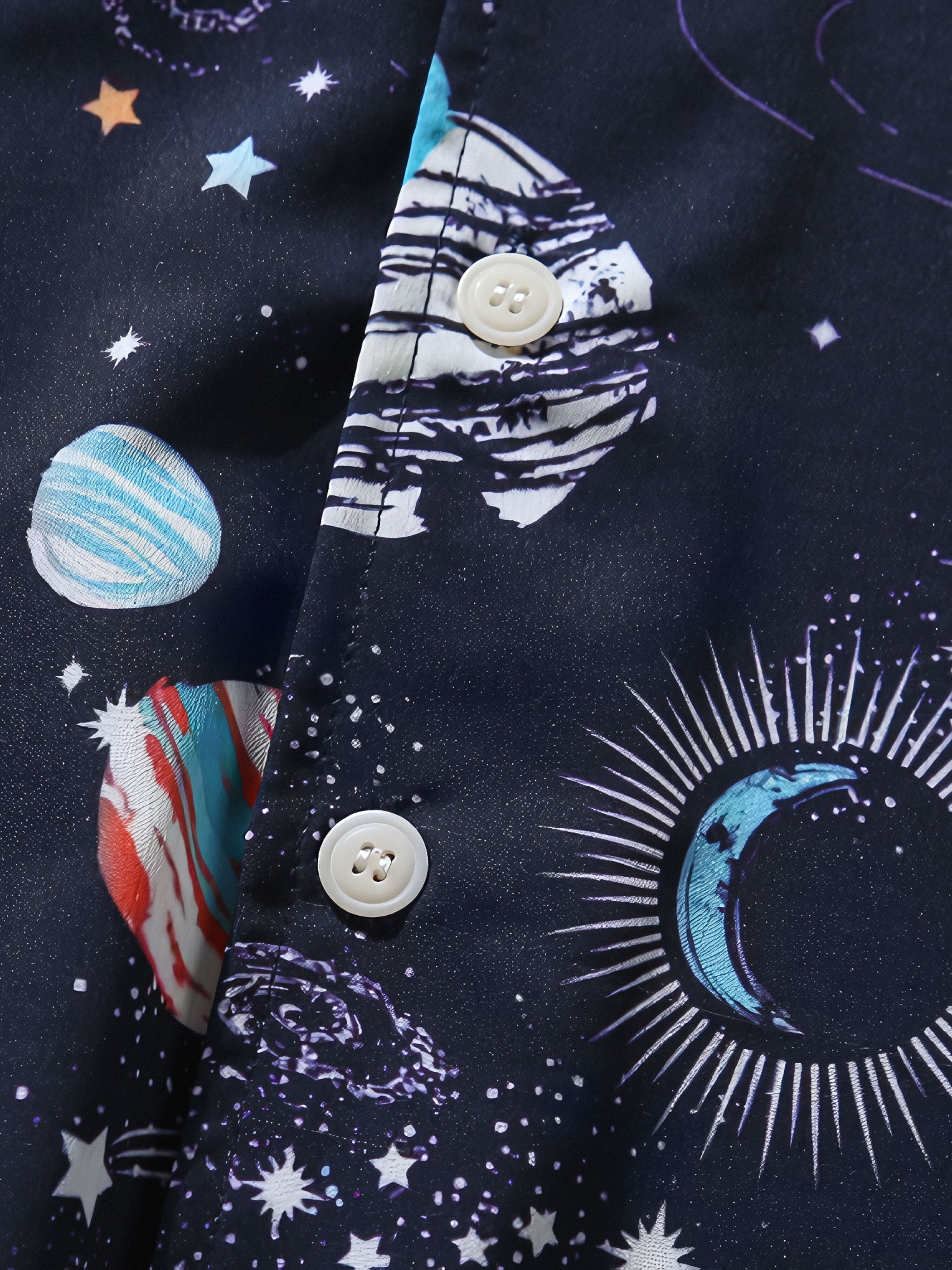 PLAME AUBEハワイアンシャツのキューバカラーと細部の処理の精巧さ、万華鏡デザインの鮮やかなディテール