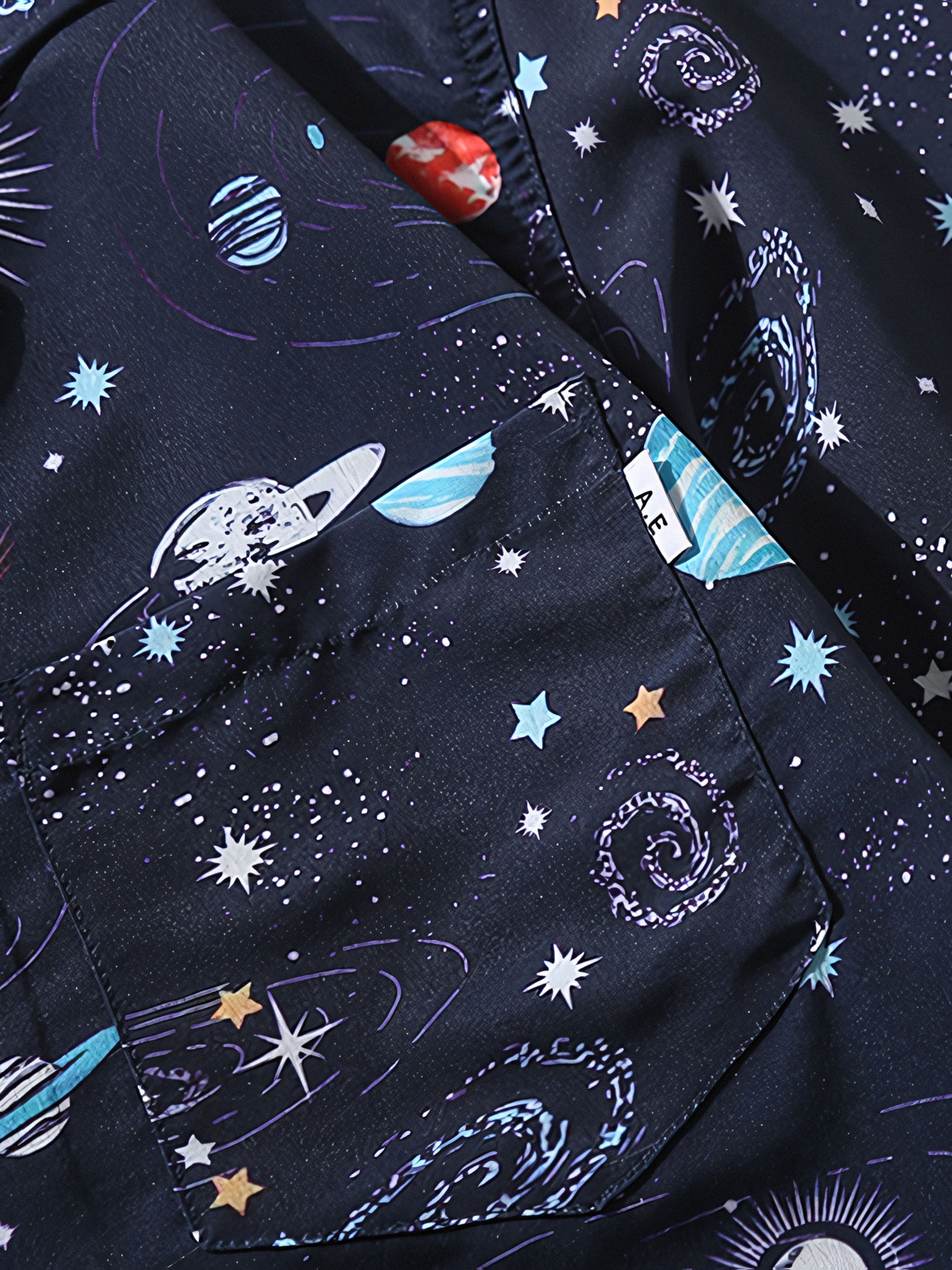 PLAME AUBEハワイアンシャツのキューバカラーと細部の処理の精巧さ、万華鏡デザインの鮮やかなディテール