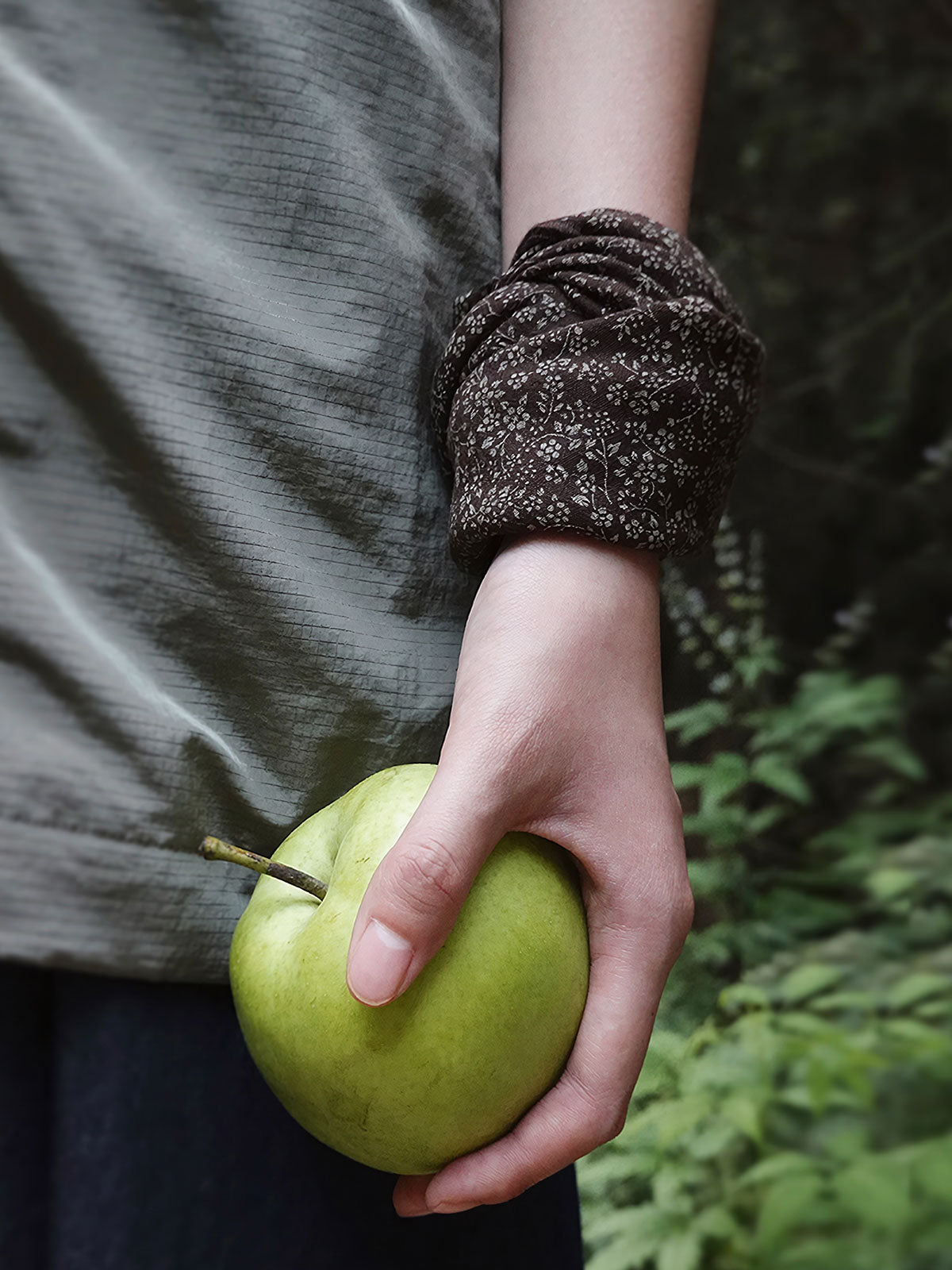 スカーフの縁のロック処理ディテール