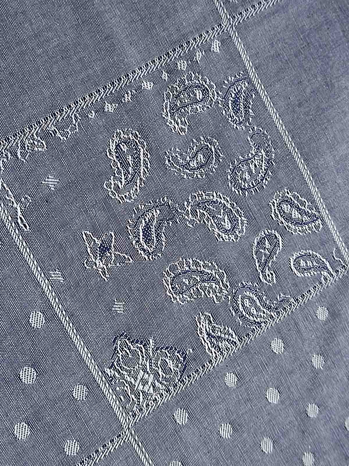 スカーフの縁のロック処理ディテール