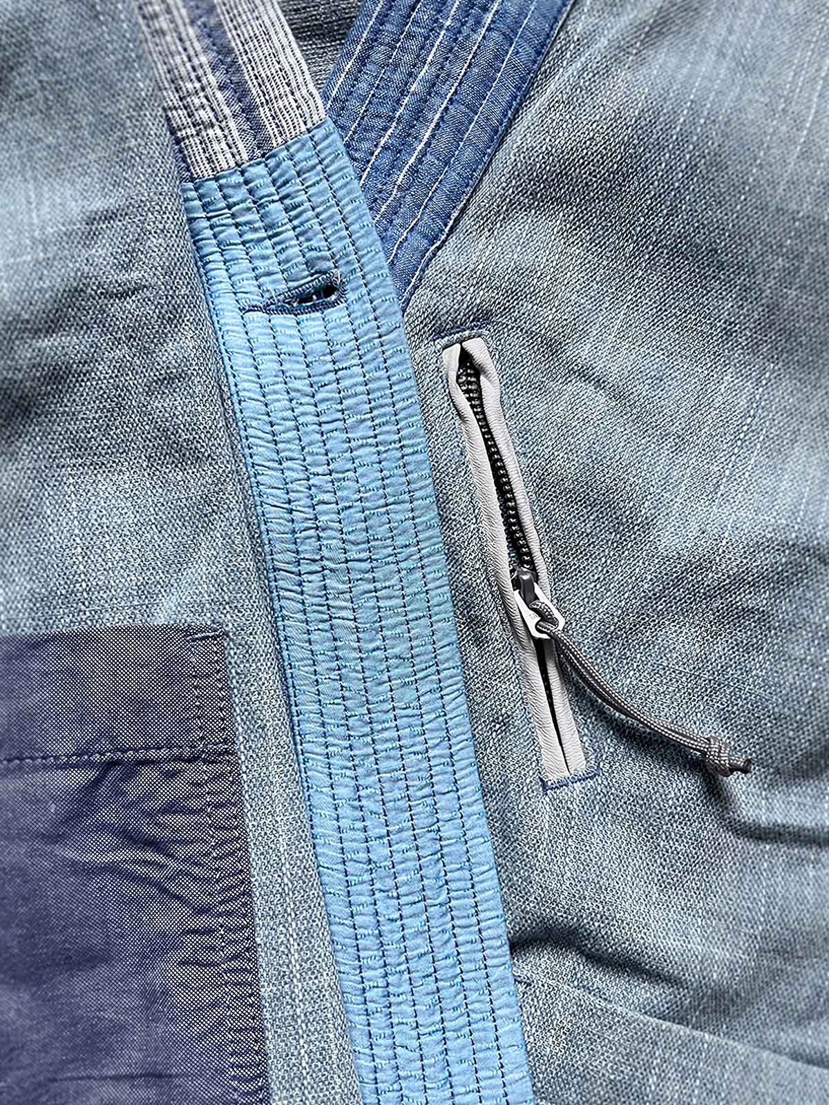 製品画像: 柔術メッシュリップストップはんてんのフロント全体画像。軽量で通気性に優れたリップストップメッシュを使用。
詳細画像: コットンメッシュとリップストップ生地のディテール画像。ヴィンテージ感のあるウォッシュ加工を施し、耐久性も向上。