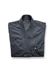 製品画像: 柔術メッシュリップストップはんてんのフロント全体画像。軽量で通気性に優れたリップストップメッシュを使用。
詳細画像: コットンメッシュとリップストップ生地のディテール画像。ヴィンテージ感のあるウォッシュ加工を施し、耐久性も向上。